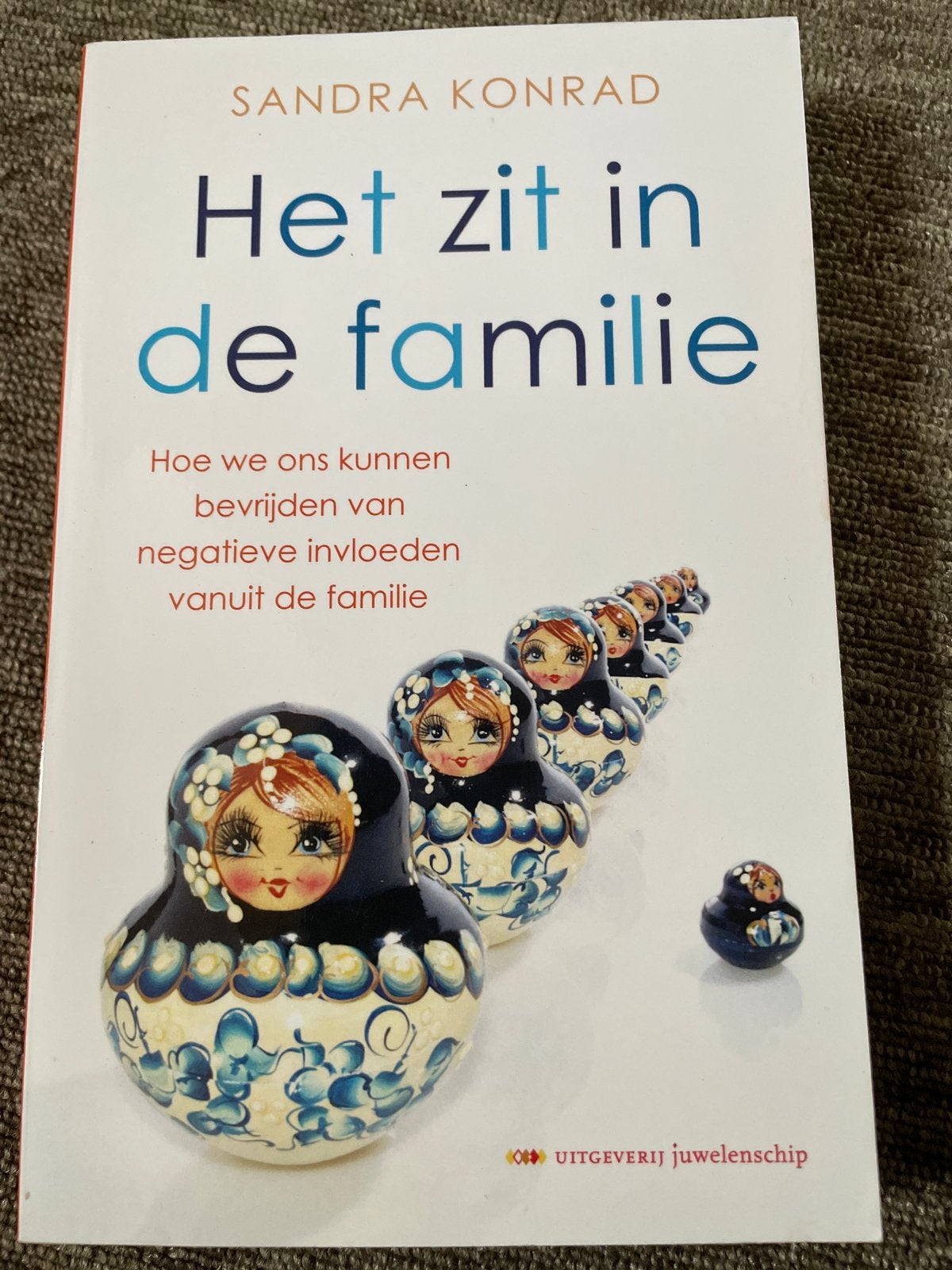 Het zit in de familie - Sandra Konrad, Ophalen of Verzenden, Gelezen, Overige onderwerpen