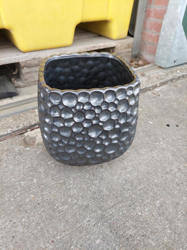 Keurige bloempot aardewerk met deukjes antraciet, Tuin en Terras, Bloempotten, 25 tot 40 cm, Rond, Ophalen of Verzenden, Zo goed als nieuw