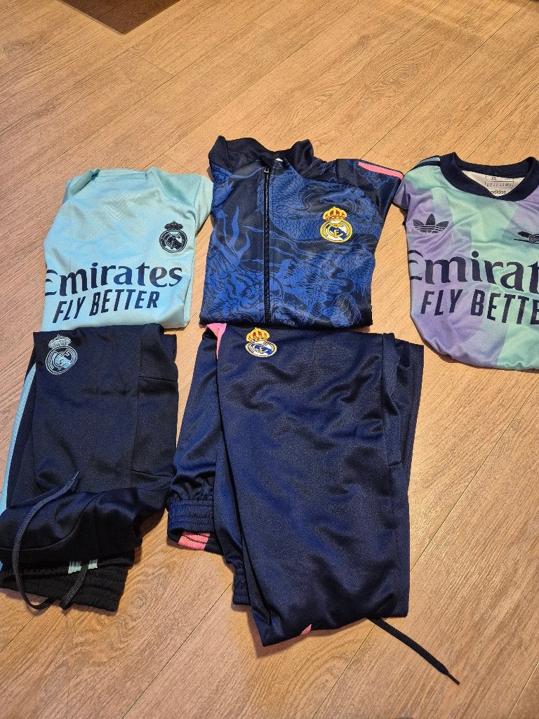 Real Madrid kledingpakket - 2 trainingspakken en 1 shirts, Adidas, Jongen of Meisje, Ophalen of Verzenden, Zo goed als nieuw