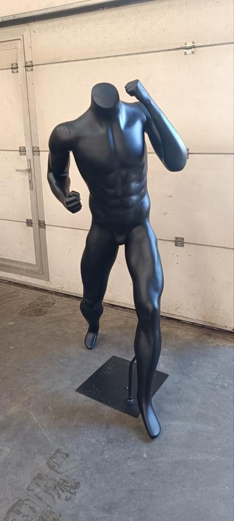 Zwarte etalagepop man sportieve houding. Hardloper boxer, Zakelijke goederen, Kantoor en Winkelinrichting | Winkel en Inventaris