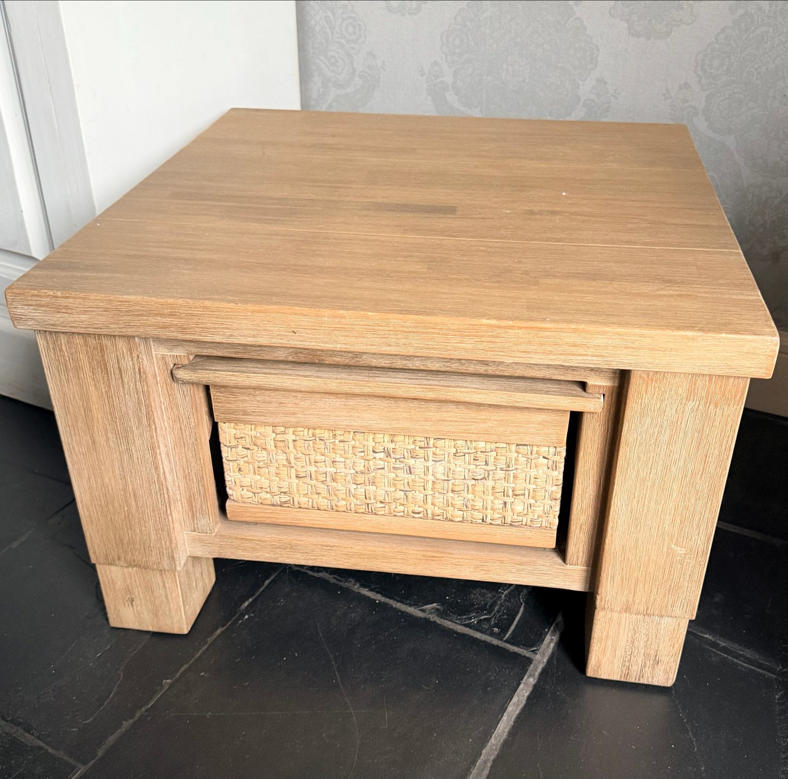 Houten bijzettafel met rieten lade, Ophalen, Gebruikt, Vierkant, 50 tot 100 cm