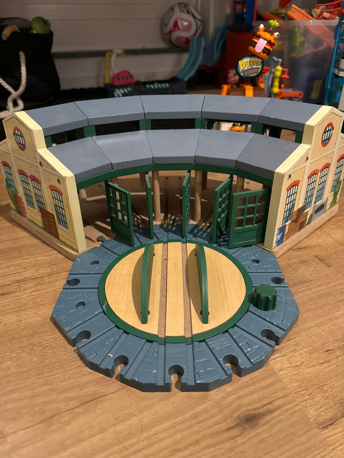Thomas de trein Remise - hout - brio, Ophalen of Verzenden, Gebruikt