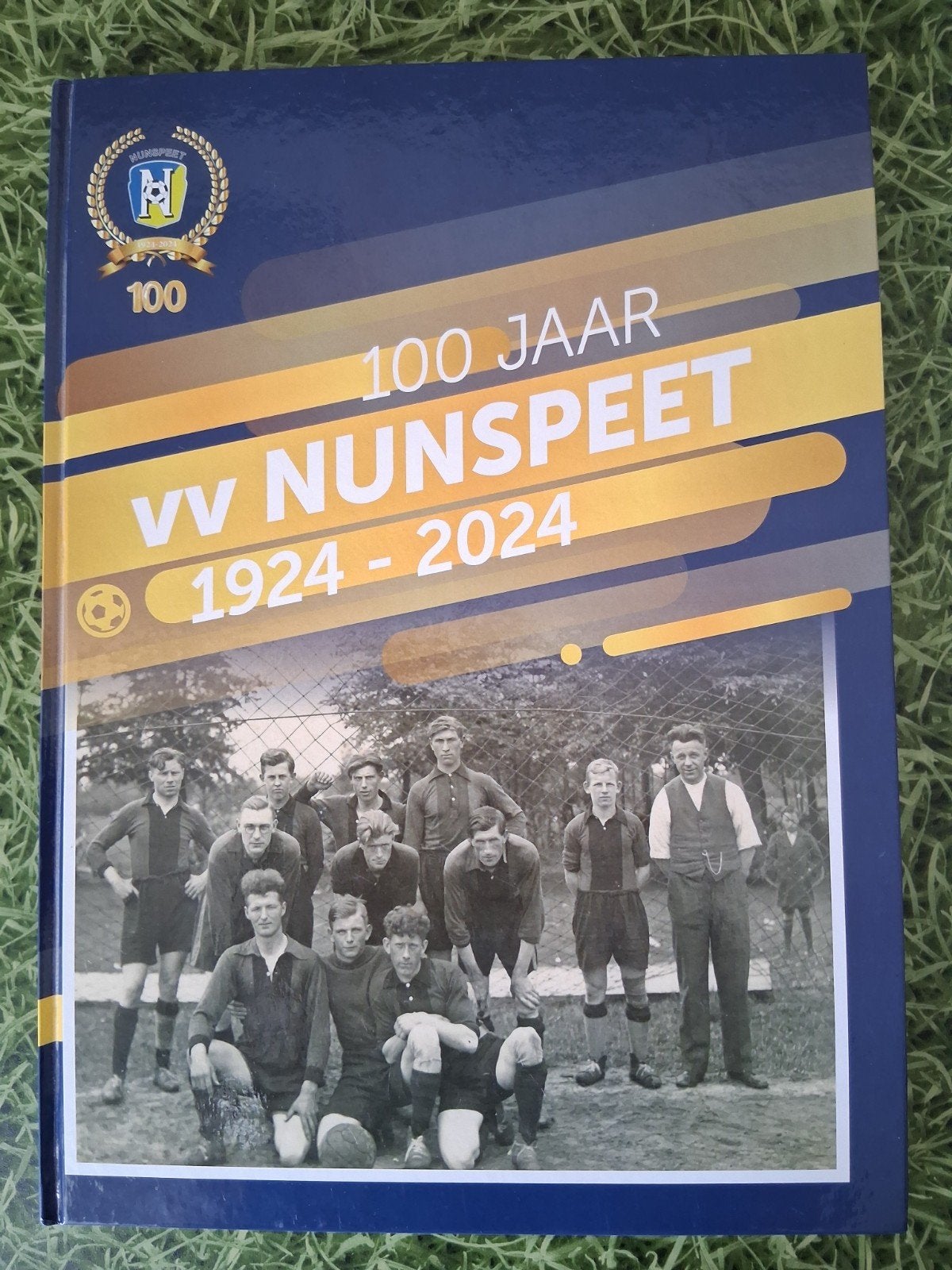 Compleet voetbalplaatjes album vv Nunspeet 1924-2024, Ophalen of Verzenden, Zo goed als nieuw, Overige binnenlandse clubs, Poster, Plaatje of Sticker