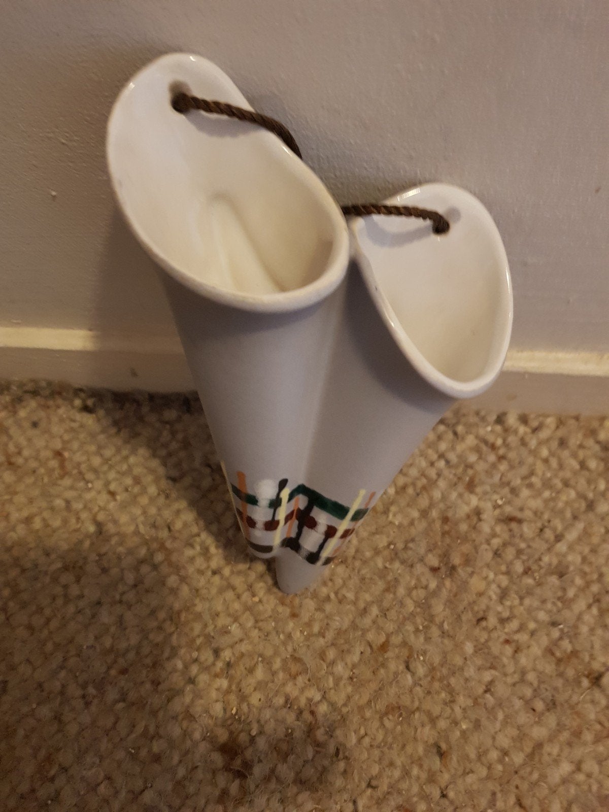 Muurhanger van keramiek voor bloemen., Huis en Inrichting, Emmers, Ophalen, Kunststof