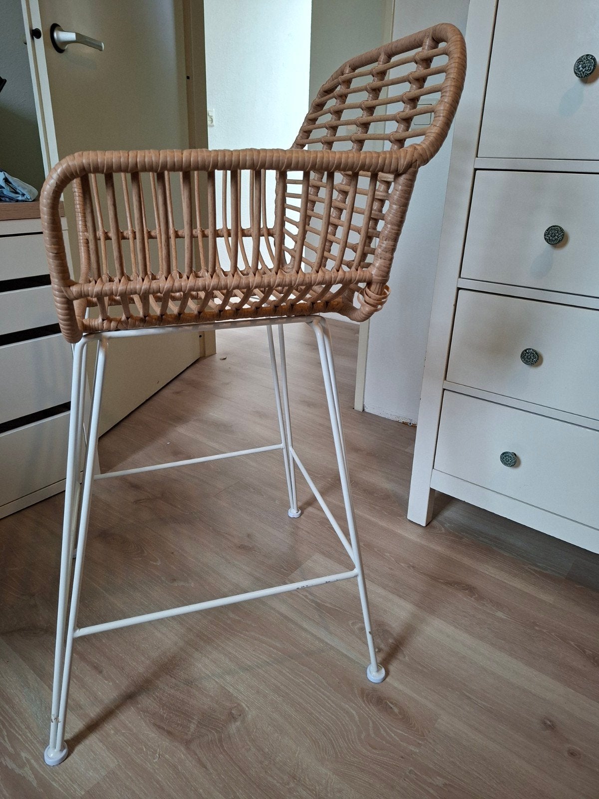 barkruk van rotan met wit staal, Huis en Inrichting, 1 kruk, Ophalen, Gebruikt, 60 tot 90 cm