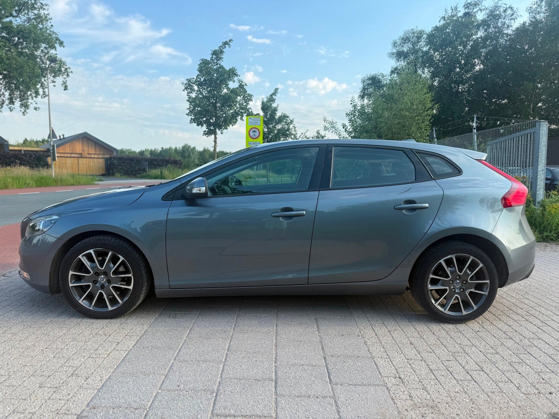 Volvo V40 2.0 D4 Kinetic Business Airco Cruise Trekhaak, Auto's, Voorwielaandrijving, Euro 5, Gebruikt, Bedrijf