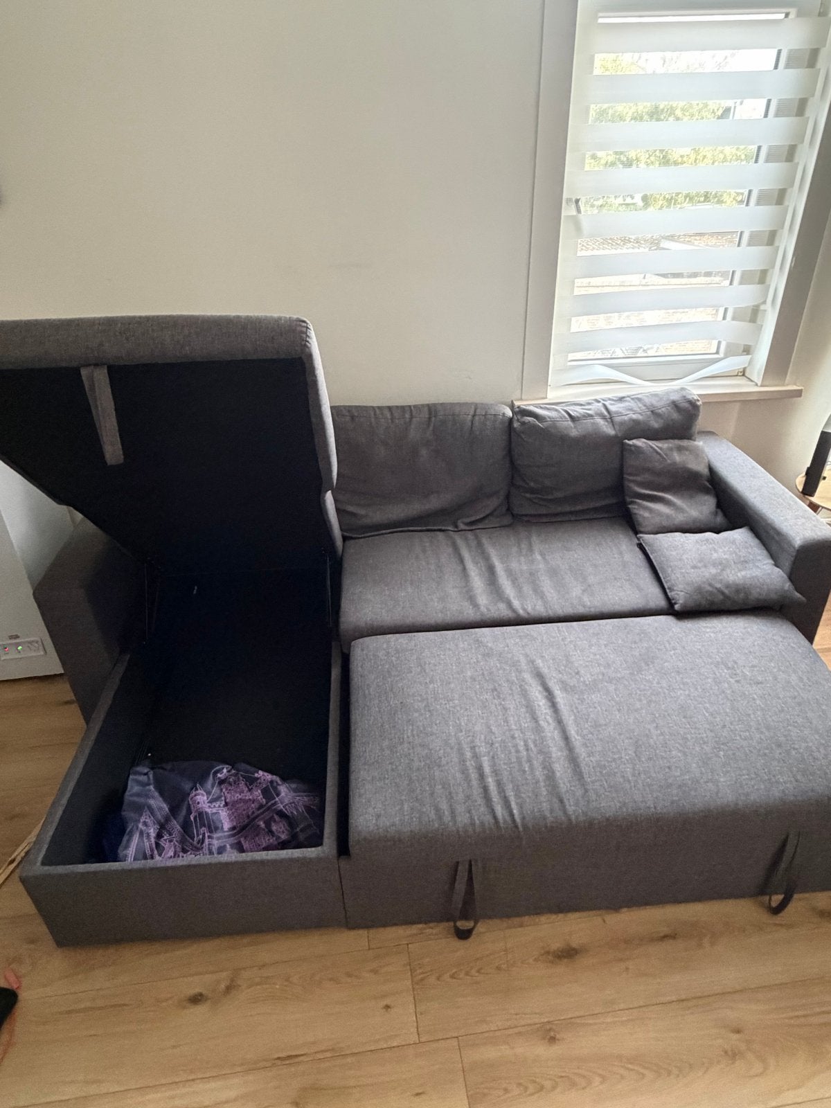 Foto 3 van Zo goed als nieuwe grijze slaapbank met opbergruimte