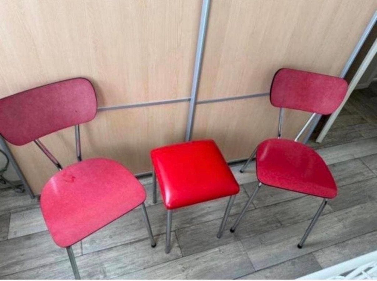 Vintage set: 2 stoelen en kruk met rode zitting, Huis en Inrichting, Stoelen, Gebruikt, Twee, Metaal, Rood, Ophalen
