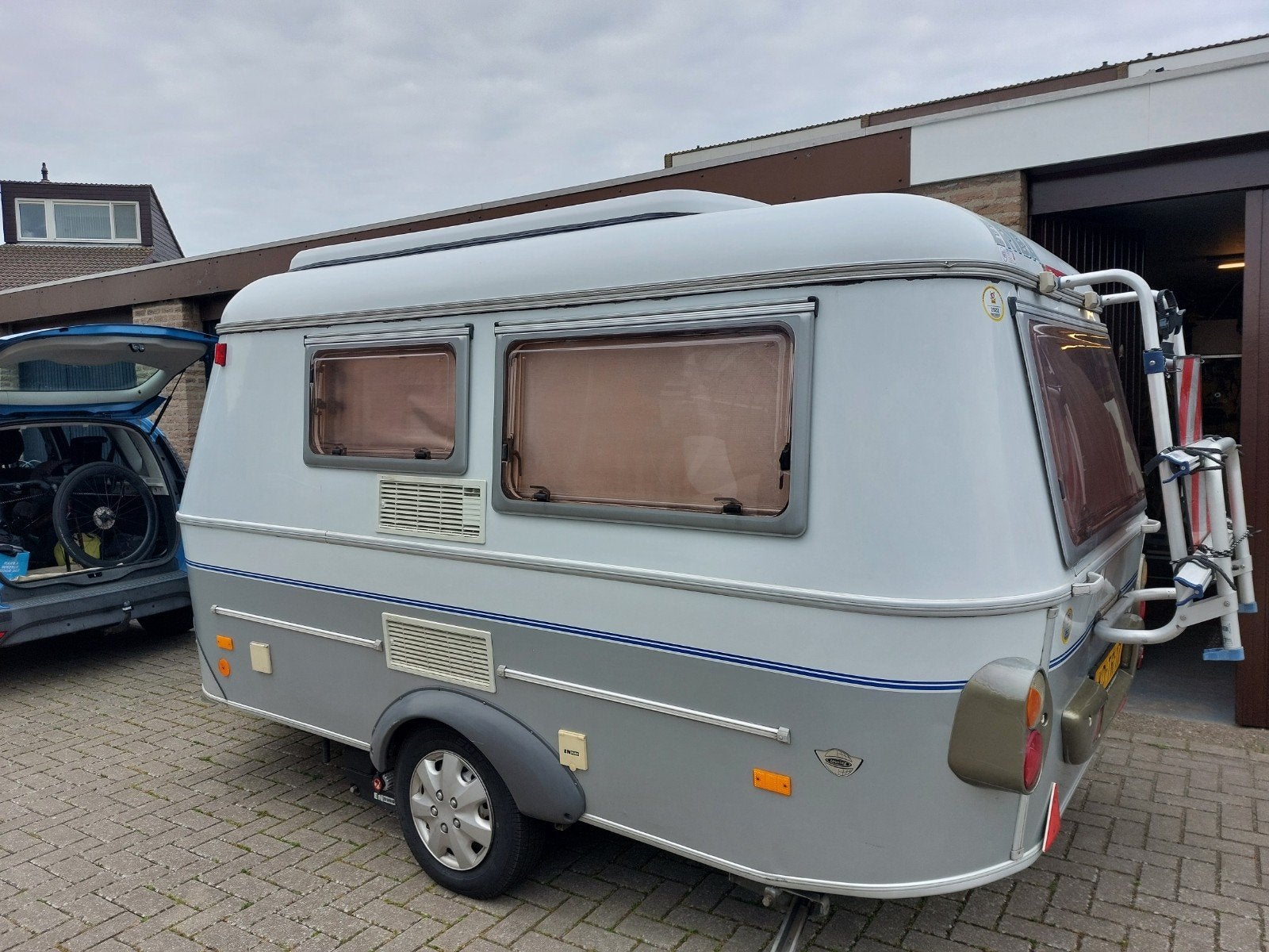 Eriba Touring Famila 310  bj. 2002, Caravans en Kamperen, Standaardzit, Gascomfoor, Particulier, 500 - 750 kg