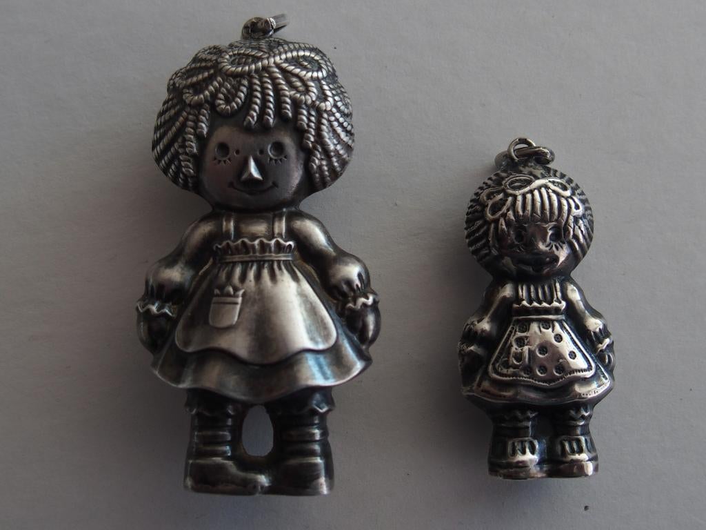 ZILVEREN HANGERS: 2 X RAGGEDY ANN, Antiek en Kunst, Verzenden, Zilver