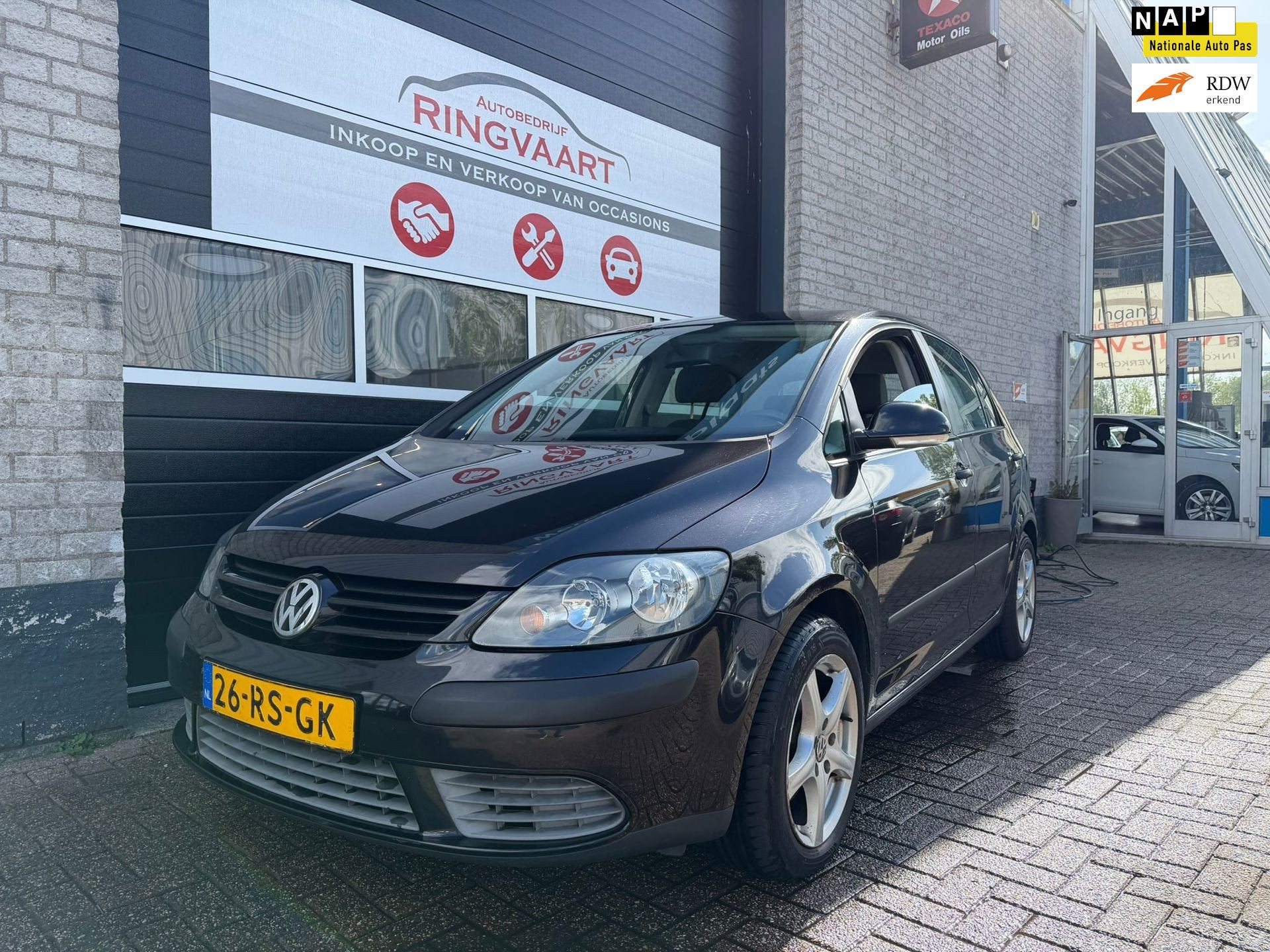 Volkswagen Golf Plus 1.6 FSI Comfortline Business Met 1 JAAR, Gebruikt, 4 cilinders, 116 pk, Zwart