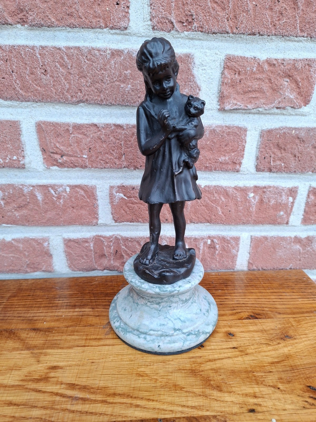 Bronzen beeldje meisje met kat op marmeren sokkel, Minder dan 20 cm, Ophalen of Verzenden, Brons, Op sokkel