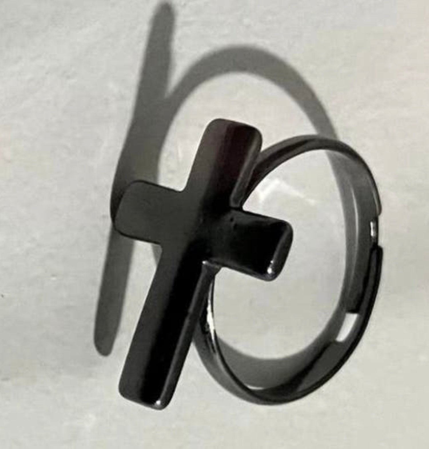 RING MET CRUCIFIX !! MAAT 17 … MOOI!, Antiek en Kunst, Ophalen of Verzenden