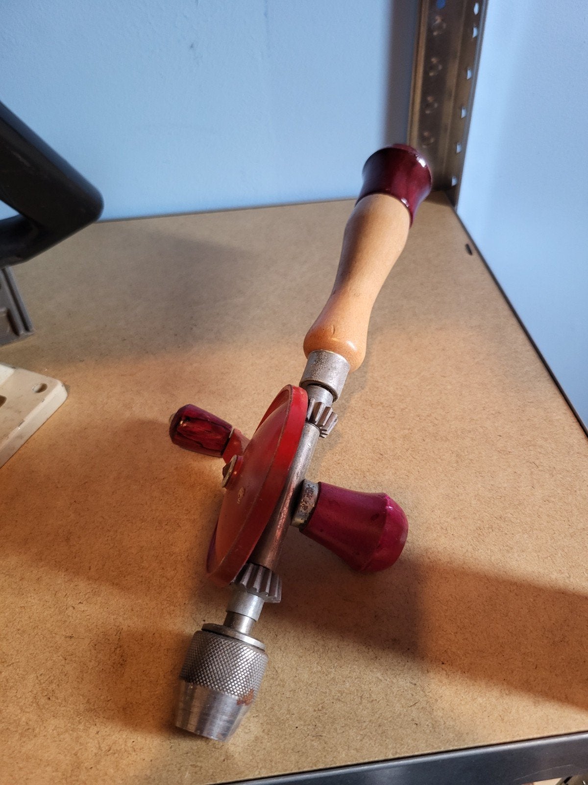 Vintage handboor met houten handvat en rode accenten, Ophalen
