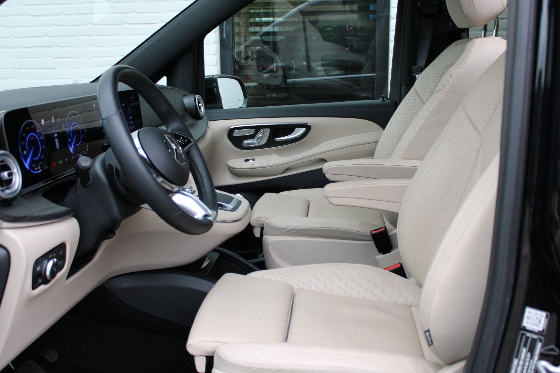 Mercedes-Benz EQV 300 L2 / AMG / Panorama / Elec Stoelen / 7, Auto's, Dealer onderhouden, Gebruikt, Met garantie (alle), 2535 kg