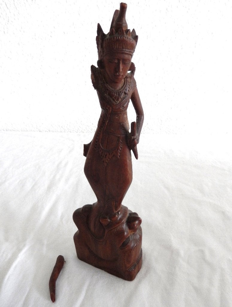 Beeld Dewi Ratih jaren 50 , arm gebroken!, Hout, 24 cm, Bruin, Ophalen of Verzenden