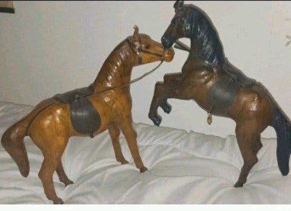 Twee Vintage Leren Paarden Beeldjes - Decoratie, Ophalen of Verzenden, Gebruikt, Paard, Beeldje of Figuurtje