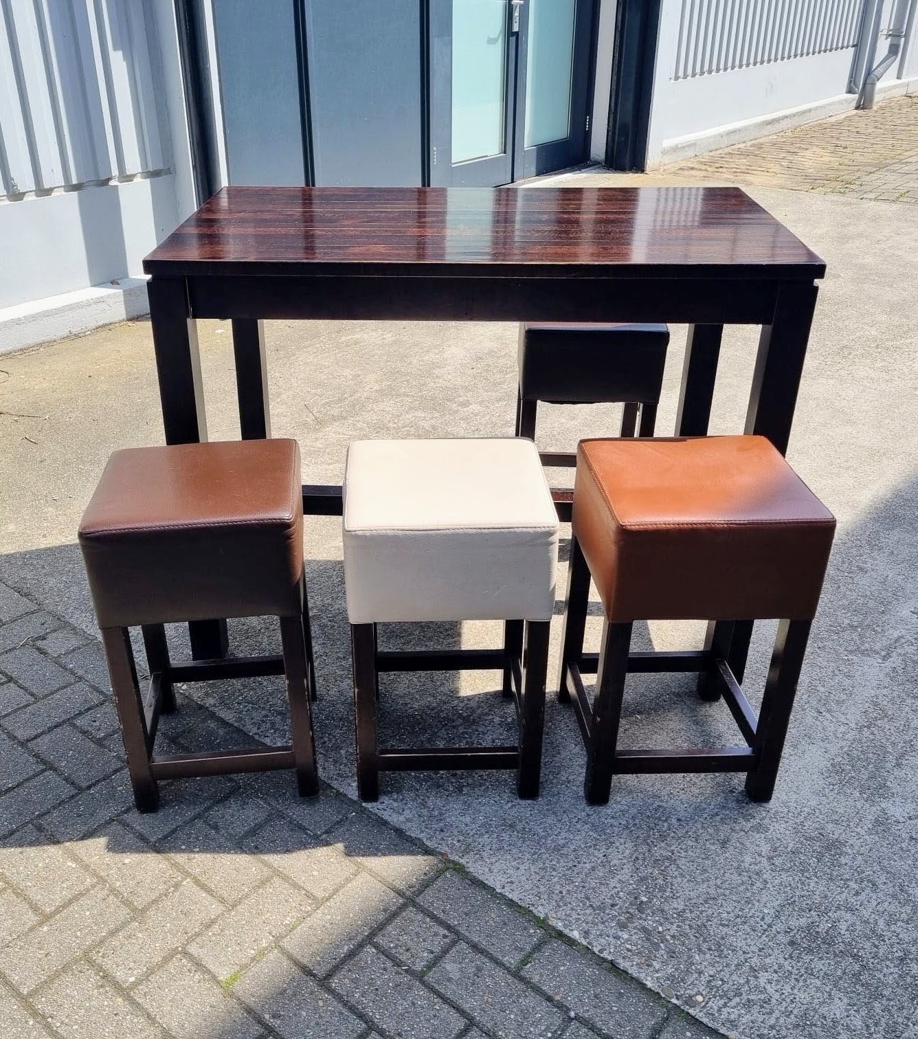 Donkerhouten Bartafel met 4 gestoffeerde kunstleren krukken, Huis en Inrichting, Ophalen, Gebruikt