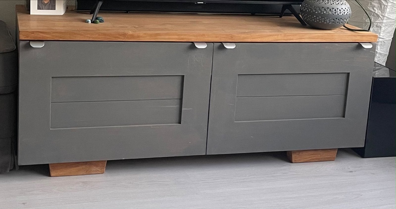 Ophalen in Gorinchem! Stijlvol TV-meubel met houten blad