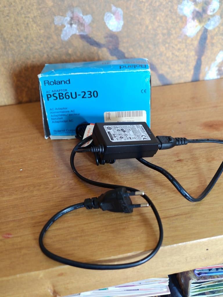 Roland AC Adapter PSB6U-230 voor diverse instrumenten, Ophalen of Verzenden, Drums of Percussie