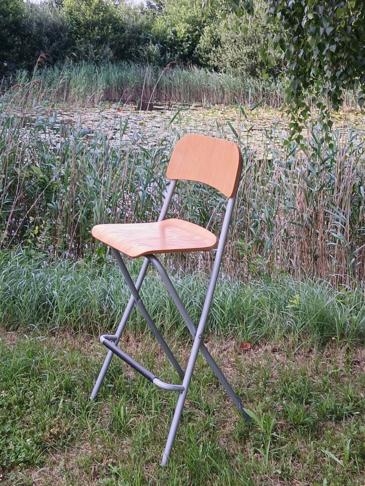 Opklapbare bar-kruk / hoge stoel van hout en staal, Huis en Inrichting, Barkrukken, Ophalen, Gebruikt, Met voetsteun, 60 tot 90 cm