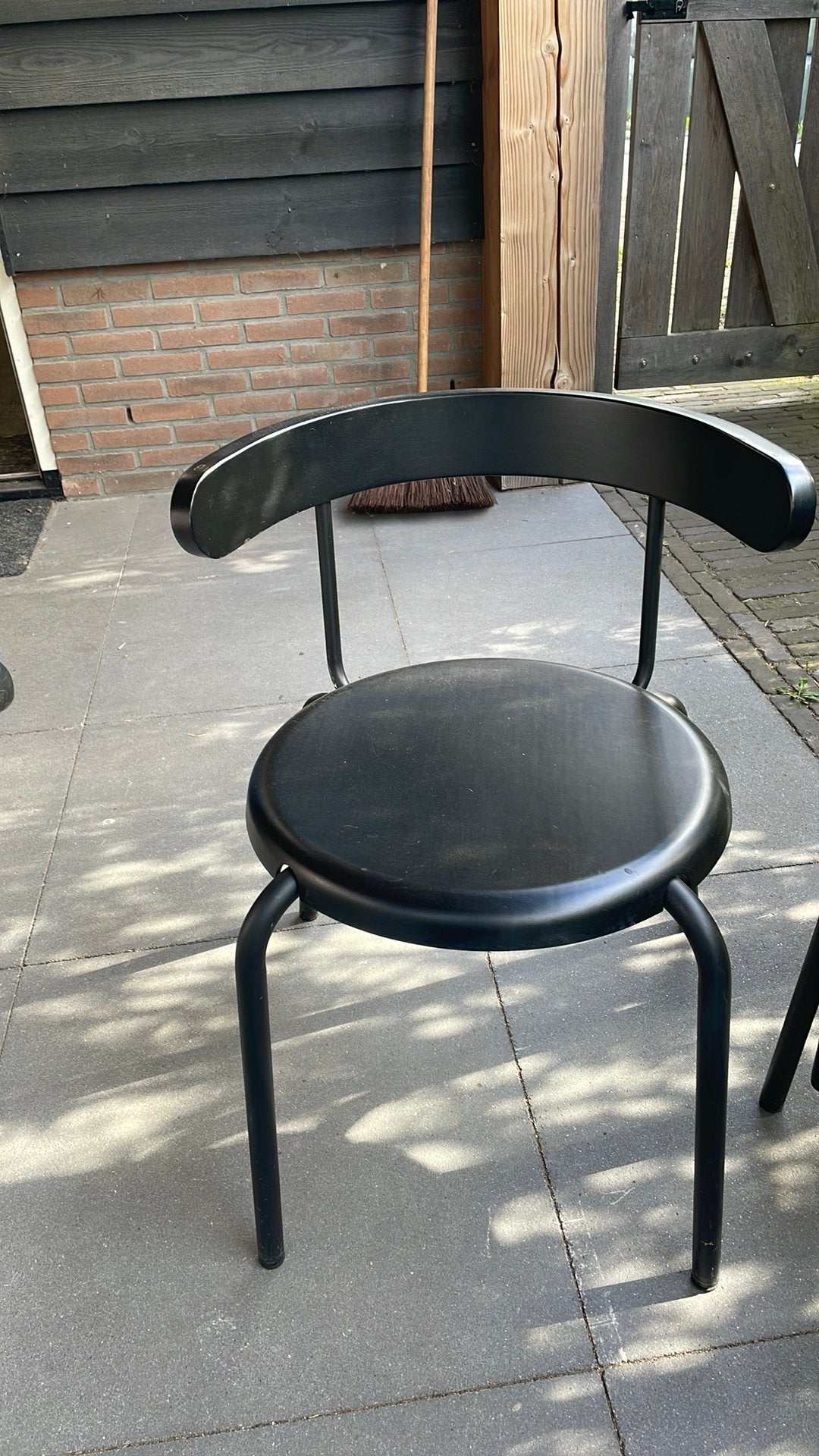 Stoelen, 4 stuks. Zwart, hout en stapelbaar., Tuin en Terras, Ophalen, Zo goed als nieuw, Hout, Stapelbaar