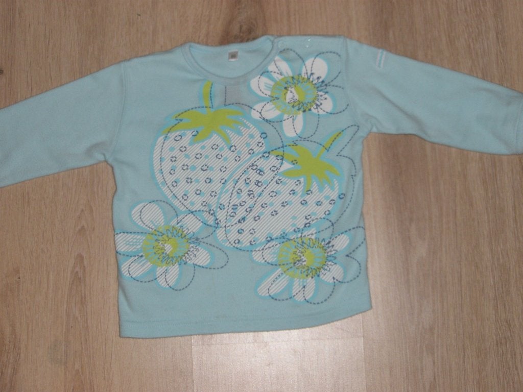 Nieuwe licht blauwe feest shirtje topje met aardbeitjes m 80, Ophalen of Verzenden, Nieuw, Meisje, Shirtje of Longsleeve