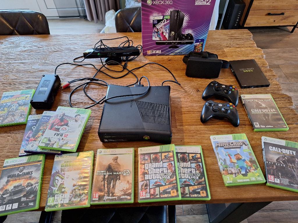 xbox 360 met 12 spellen geheel compleet met originele doos, Spelcomputers en Games, Spelcomputers | Xbox 360, Met 2 controllers