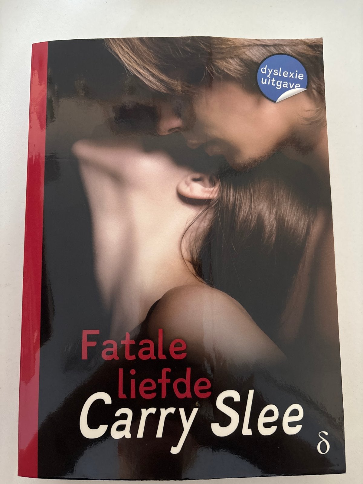 Fatale Liefde - Carry Slee (Dyslexie uitgave), Boeken, Ophalen of Verzenden, Zo goed als nieuw, Nederland