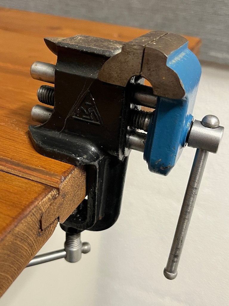 Vintage mini-bankschroef met aambeeld uit Sovjet-Unie (USSR), Ophalen of Verzenden