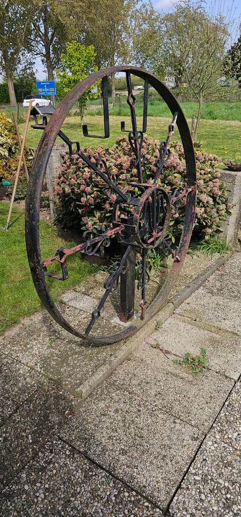 Groot karrewiel, 150cm, als bloembakhouder, Ophalen