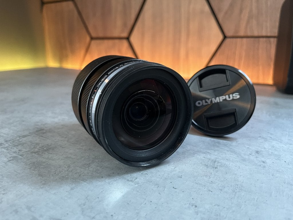 Olympus 12-40mm f/2.8 PRO M.Zuiko, Ophalen, Olympus, Zo goed als nieuw, Beschermhoes/tas