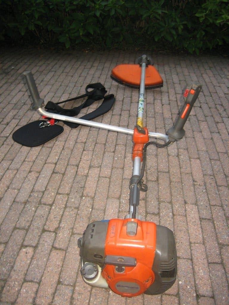 Husqvarna 135R Bosmaaier Maaikop Tuig / Harnas Benzine, Tuin en Terras, Ophalen, Benzine, Gebruikt, 30 tot 50 cm