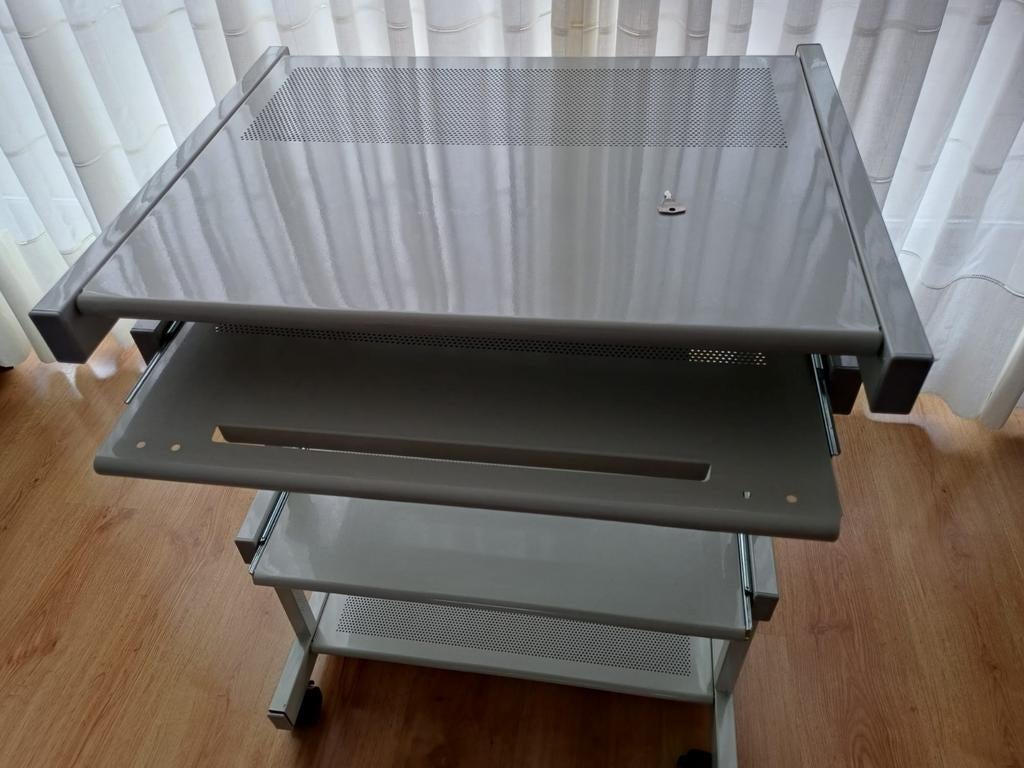 Verrijdbare Computertafel met Uitschuifbaar Toetsenbordblad, Ophalen, Gebruikt, Modern, Functioneel, Metaal