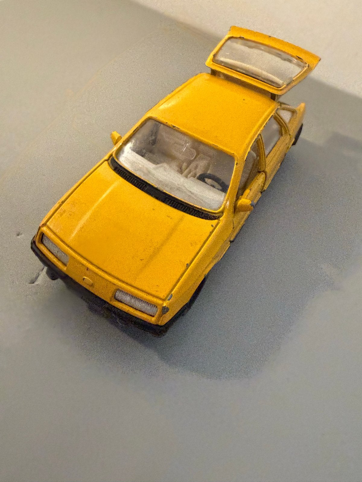 Corgi Toys Ford Sierra 2.3 Ghia Geel (Model 299), Ophalen of Verzenden, Gebruikt