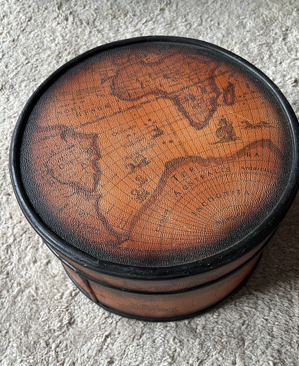 Vintage Hoeden opbergdoos hoogte 20 doorsn 32 cm wereldkaart, Ophalen of Verzenden