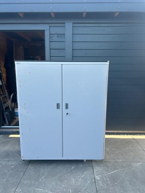 Originele metalen Gispen kast met 3 verstelbare legborden, Huis en Inrichting, Kasten | Roldeurkasten en Archiefkasten, Ophalen