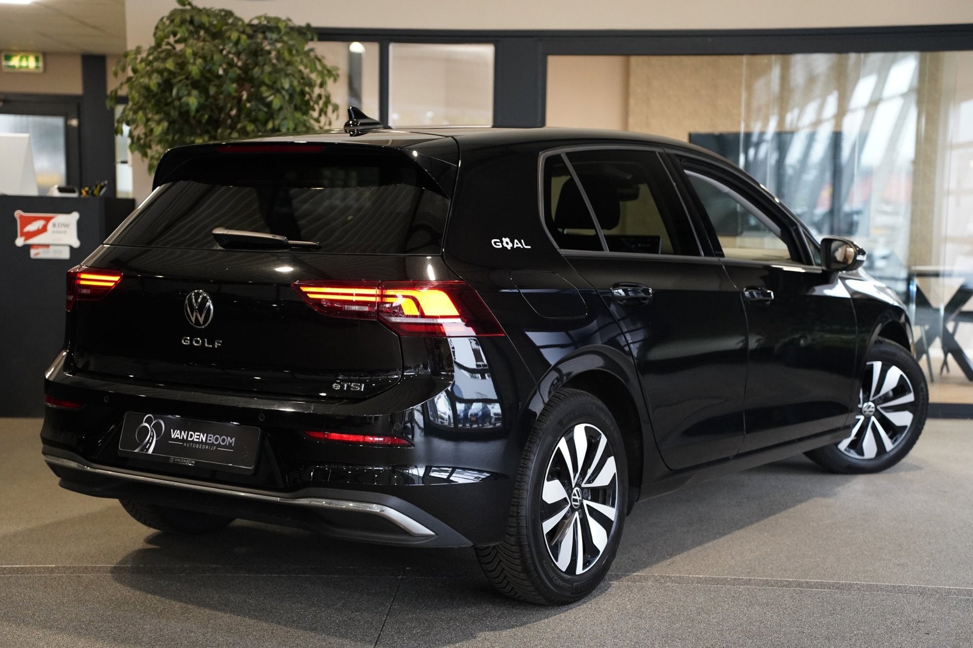 Volkswagen Golf 1.5 eTSI 150PK DSG GOAL Navi Trek Led Cam Pd, Stof, 4 cilinders, 150 pk, Zwart
