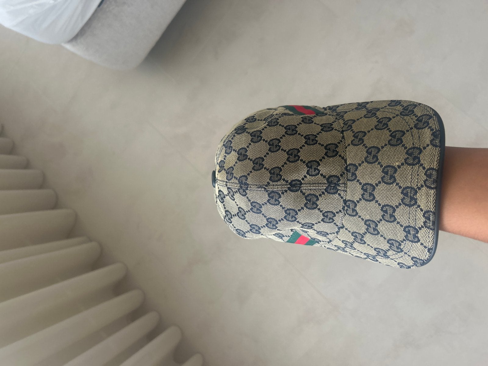 Gucci Pet met GG Monogram en Webstreep, Kleding | Dames, Ophalen of Verzenden, Zo goed als nieuw, Pet