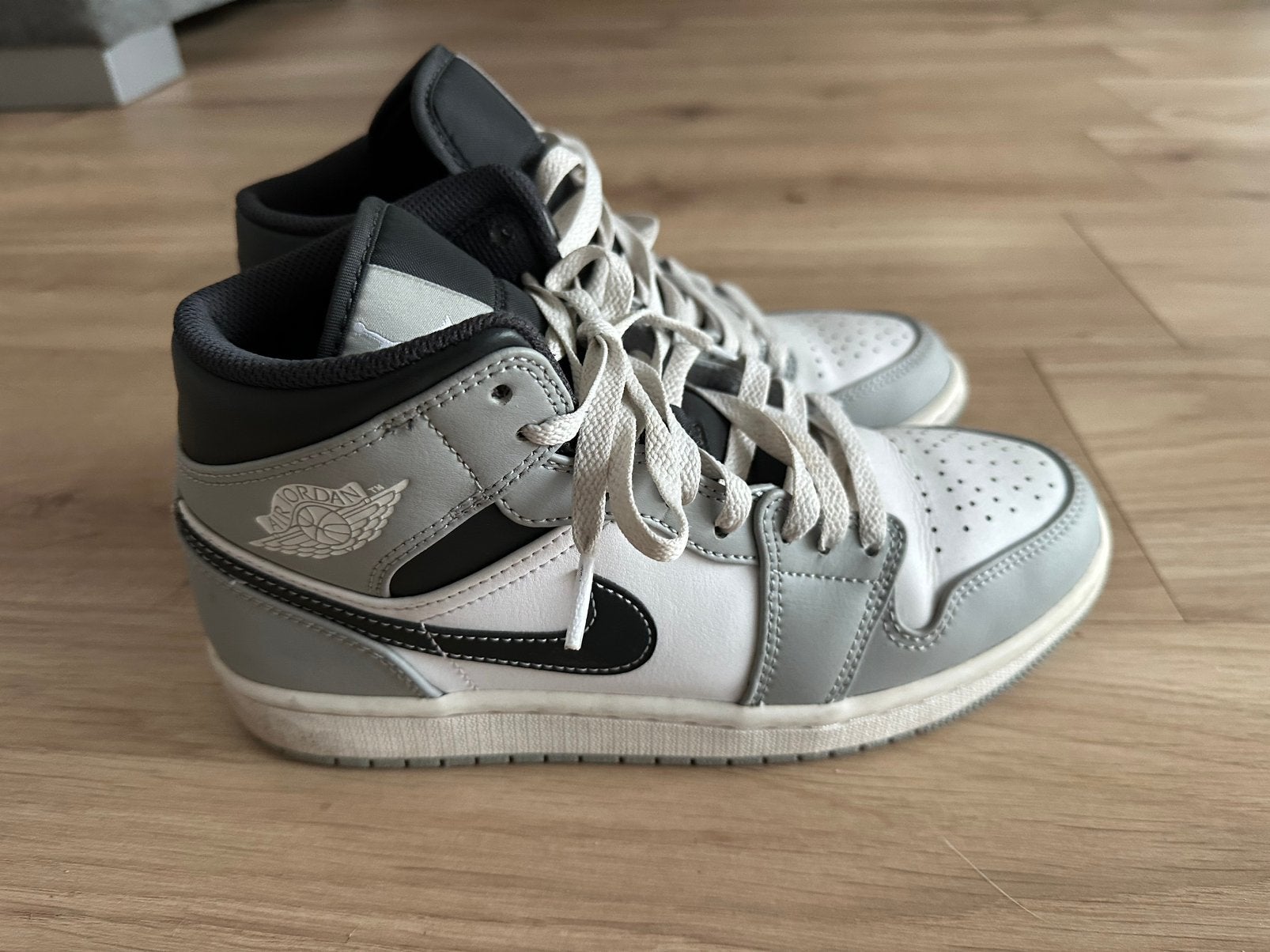Nike jordan grijs, zwart en wit, Ophalen of Verzenden, Zo goed als nieuw, Zwart, Sneakers of Gympen