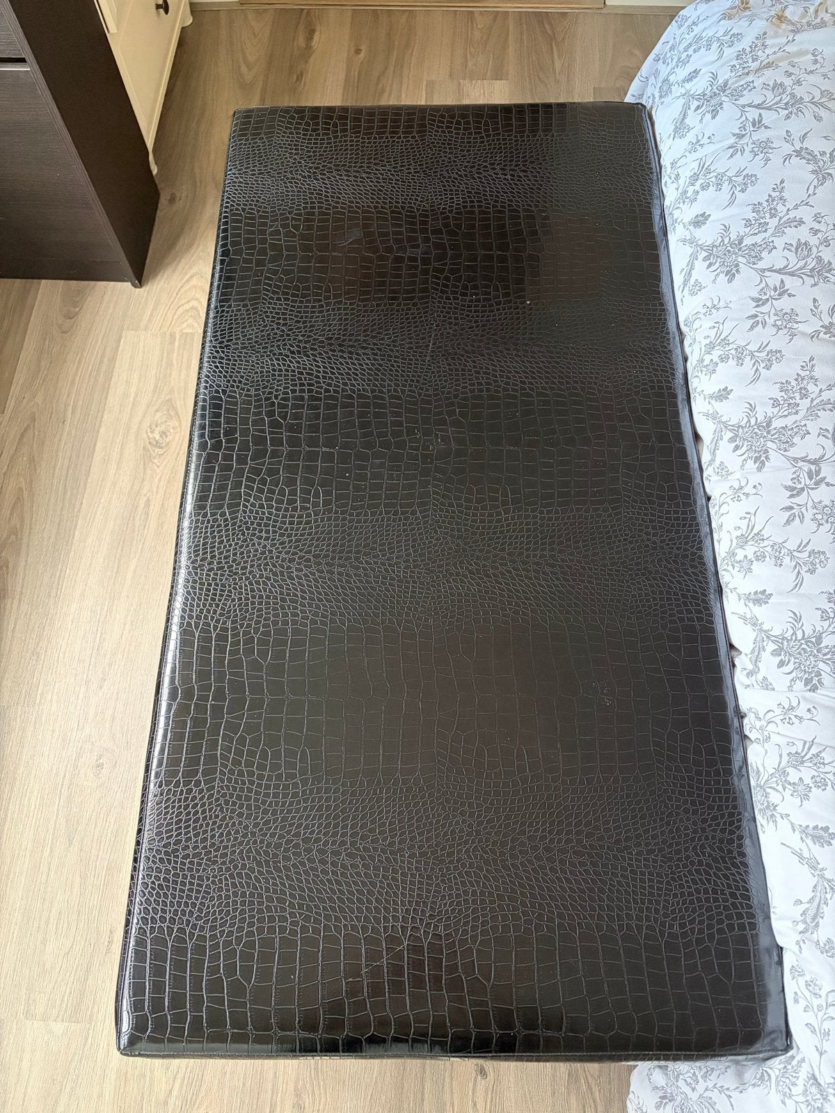 Mooie poef / salontafel in krokodillenleer-look, Ophalen, Overige materialen, Gebruikt, 125 cm of meer