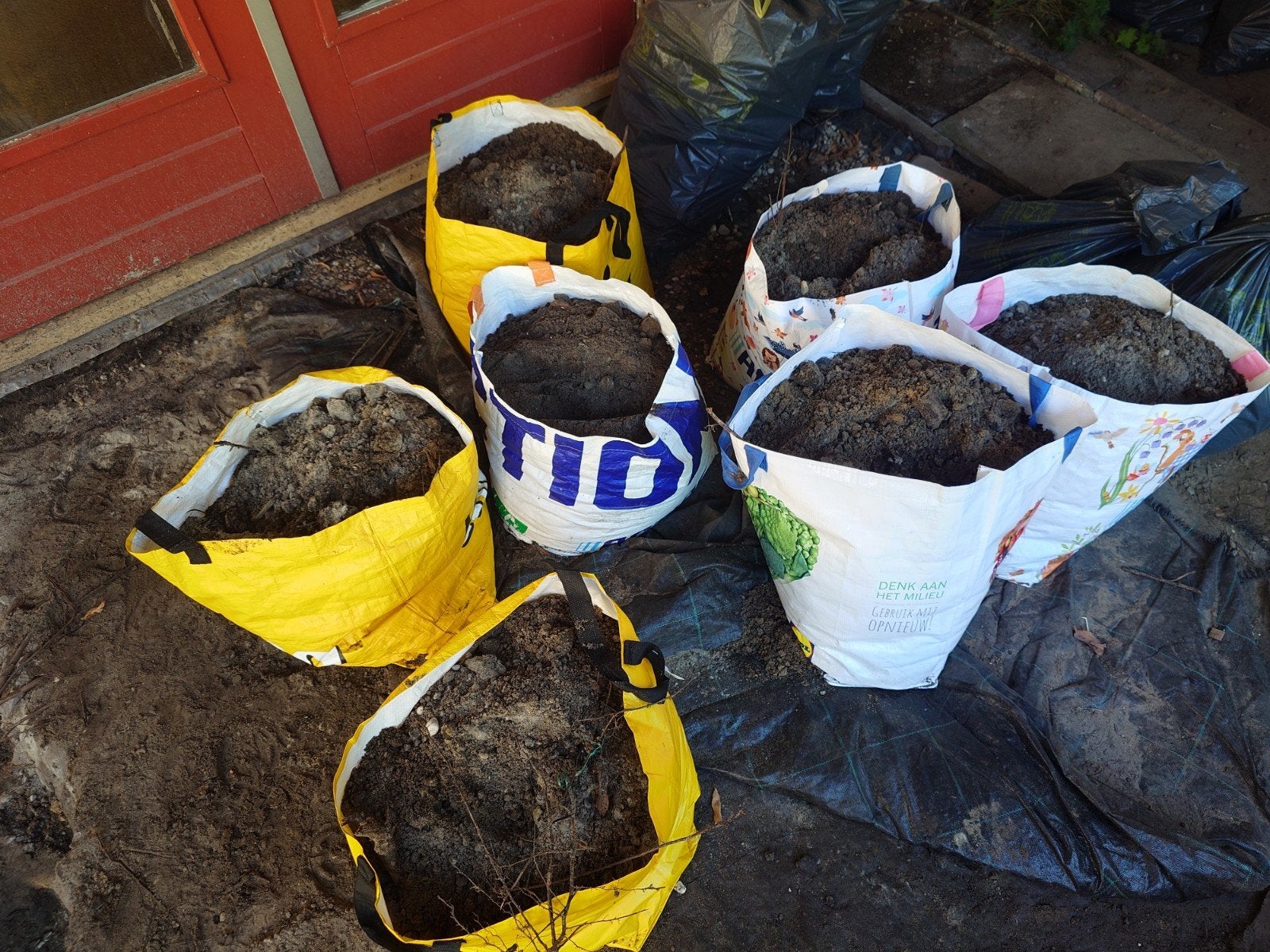 Gratis tuinaarde / zwarte grond - ca. 7 m3 in big shoppers, Ophalen
