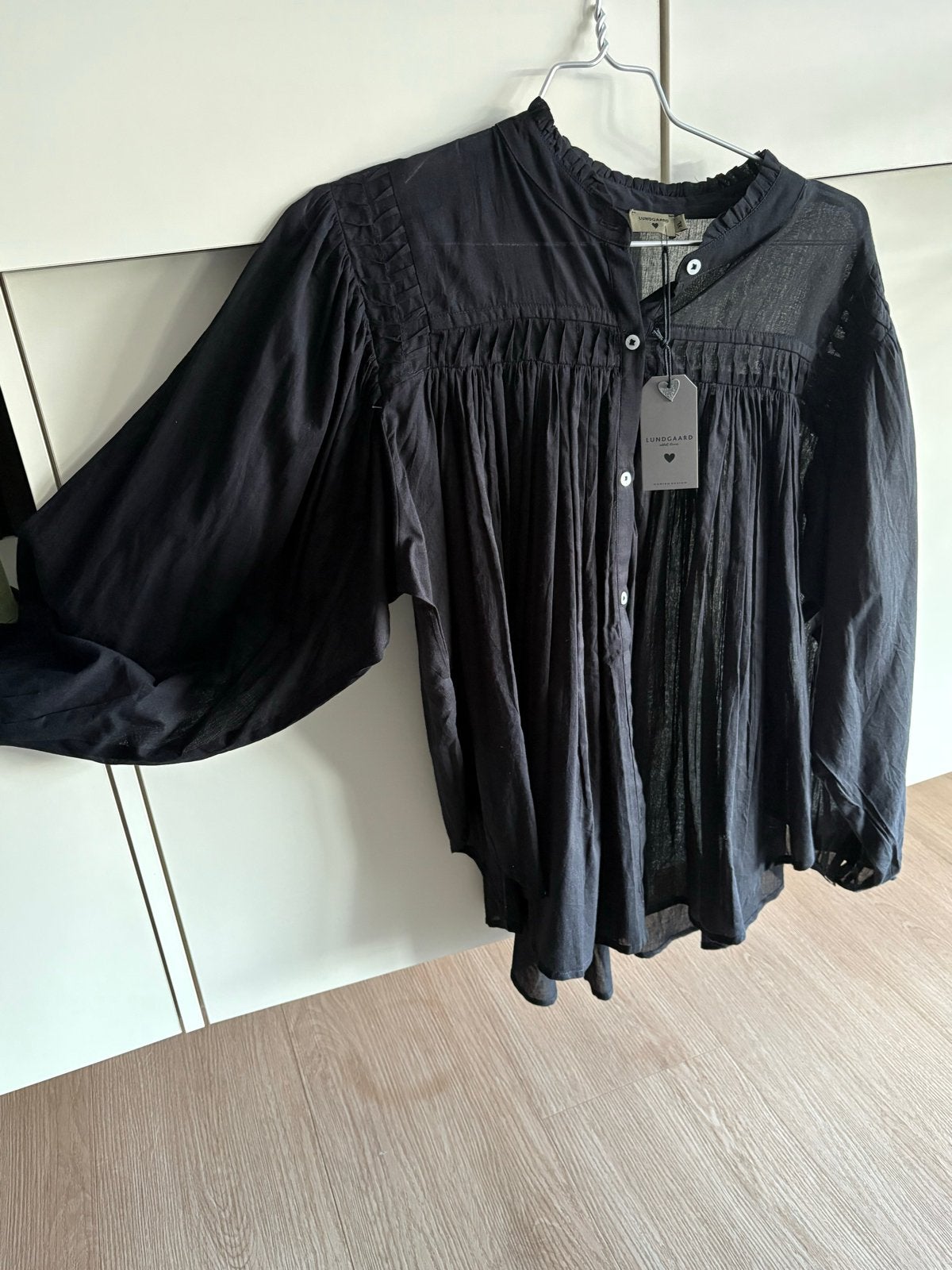 Aparte zwarte blouse met lange mouw en rimpels, Kleding | Dames, Ophalen of Verzenden, Nieuw, Maat 46/48 (XL) of groter, Zwart