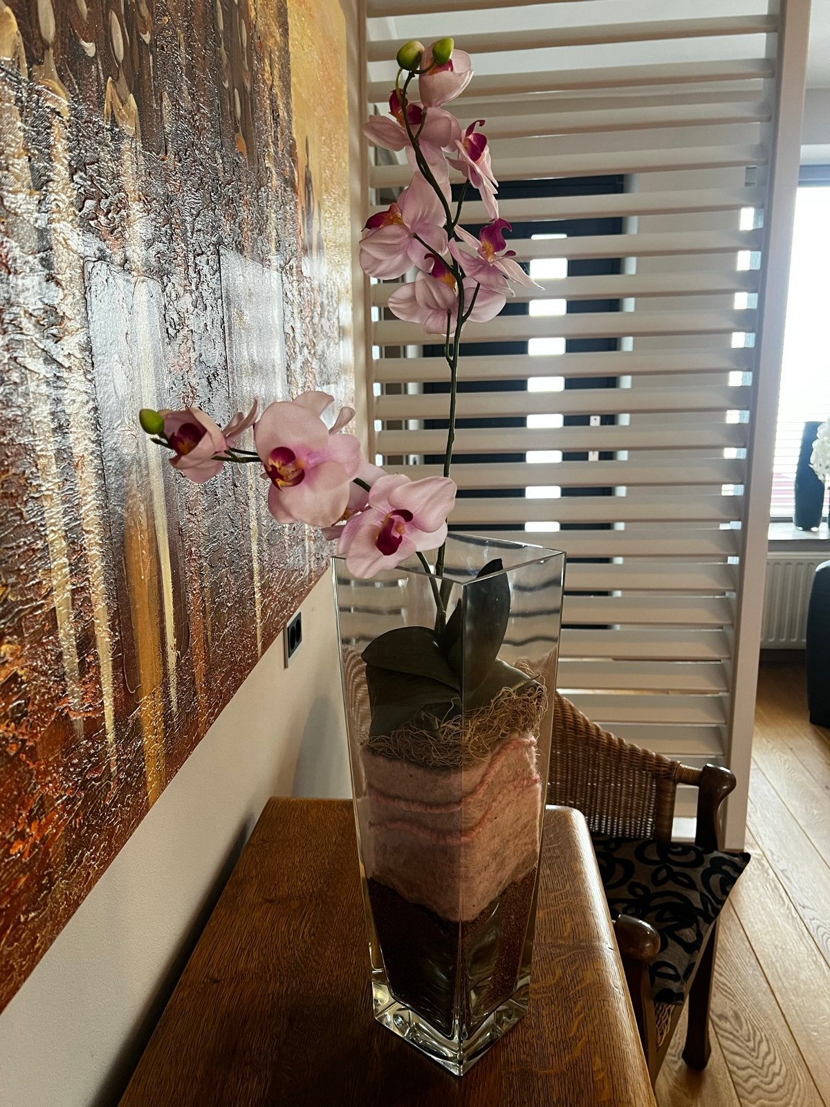 Glazen vaas met kunstbloemen - Orchidee en diverse takken, Huis en Inrichting, Woonaccessoires | Vazen, Ophalen, Transparant, Inclusief decoratie