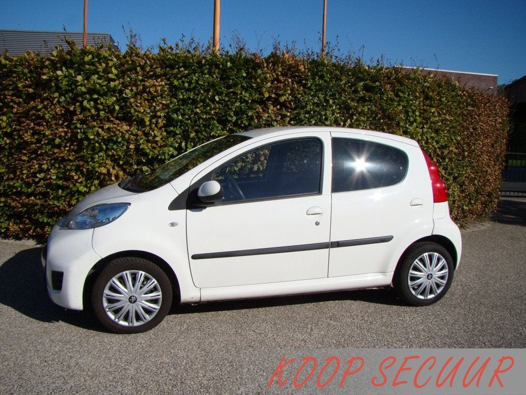 Peugeot 107 1.0-12V Urban Move (bj 2010), Auto's, Gebruikt, 4 stoelen, Origineel Nederlands, Bedrijf
