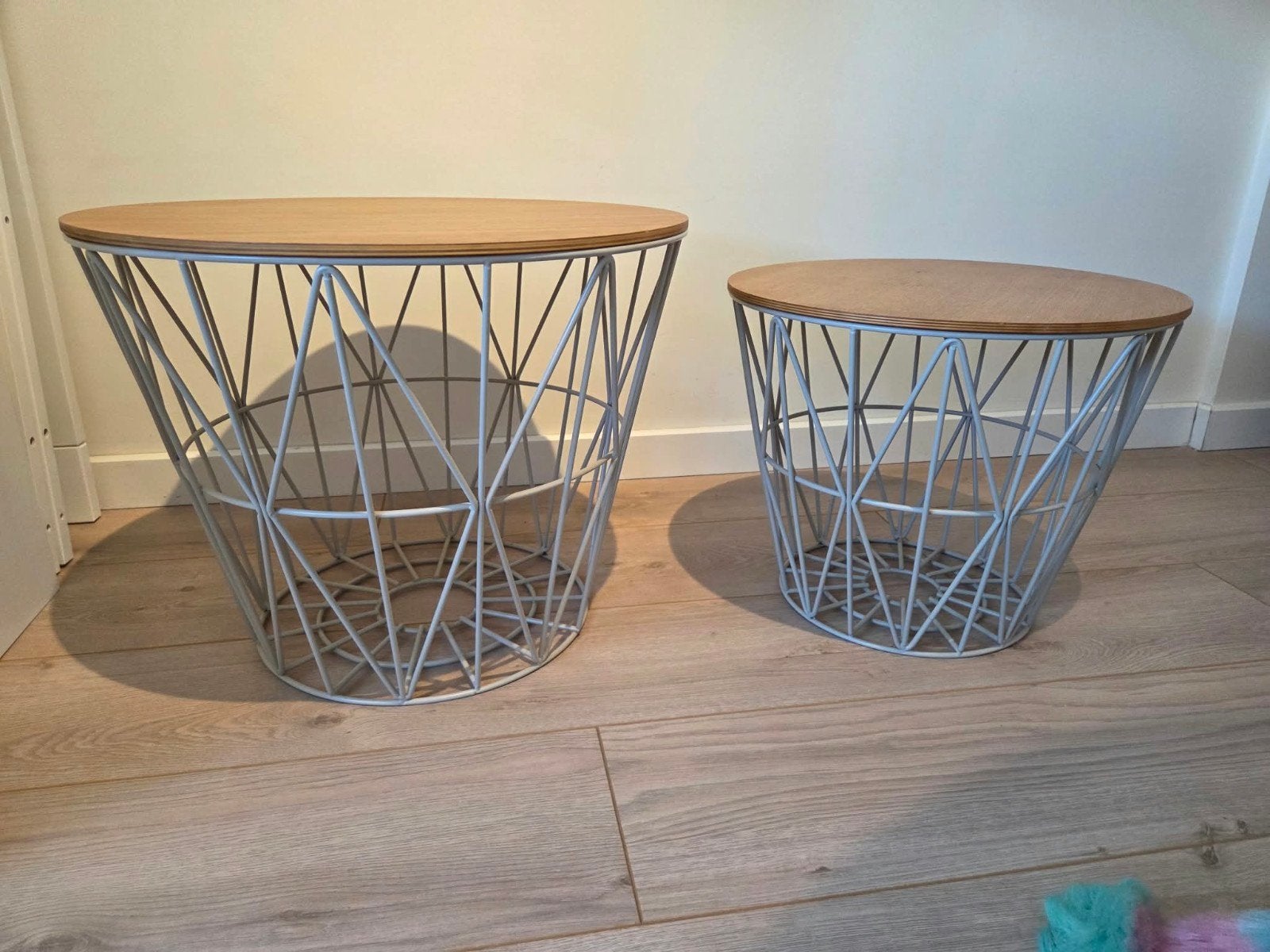 Ferm Living draadstalen tafeltjes met eikenhouten blad, Minder dan 55 cm, Metaal of Aluminium, Rond, Ophalen of Verzenden