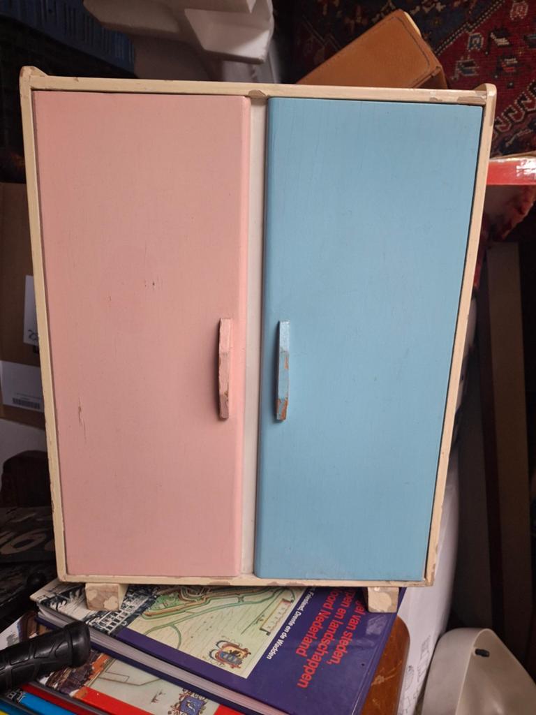 Grote poppenhuis kledingkast - Roze en Blauw, Antiek en Kunst, Antiek | Speelgoed, Ophalen of Verzenden
