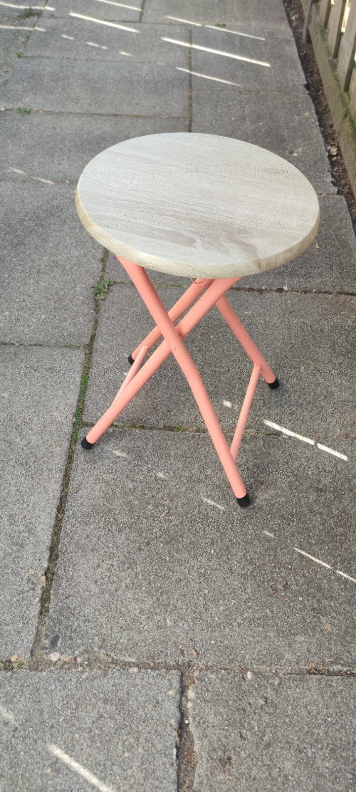 Rond bijzettafeltje met houtlook blad en roze onderstel, Huis en Inrichting, Ophalen, Minder dan 45 cm, Minder dan 55 cm, Gebruikt