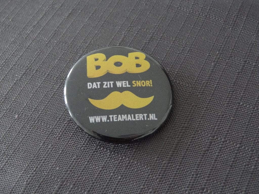 NIEUW! Button Bob Dat Zit Wel Snor >Snelle Verzending!<, Verzamelen, Speldjes, Pins en Buttons, Ophalen of Verzenden, Nieuw, Merk