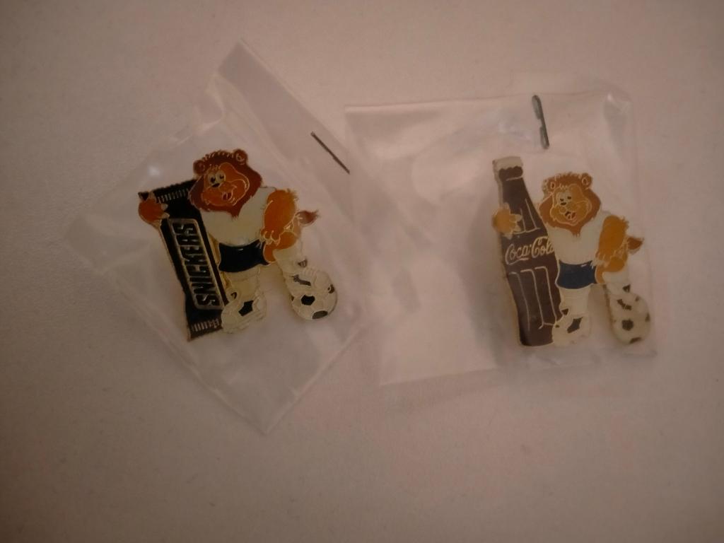 WK voetbal leeuw pin pins Snickers Coca Cola reclame, Verzamelen, Speldjes, Pins en Buttons, Ophalen of Verzenden, Zo goed als nieuw